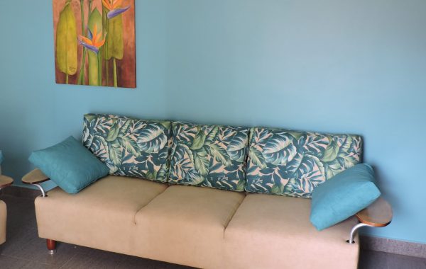 Reforma de sofá de 3 lugares no tecido Acquablock Galápagos Azul e Duna Areia