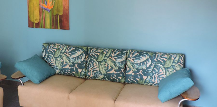 Reforma de sofá de 3 lugares no tecido Acquablock Galápagos Azul e Duna Areia