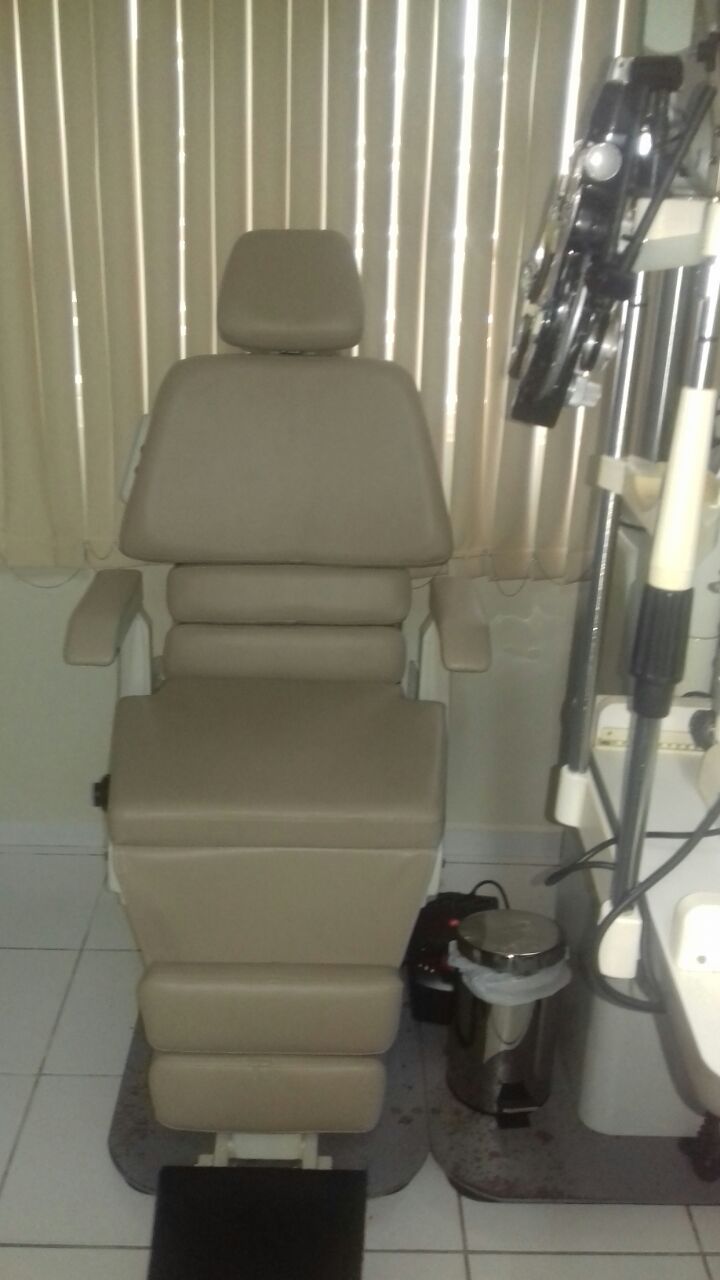 Reforma de Cadeira de Oftamologista no tecido Courvin Bege