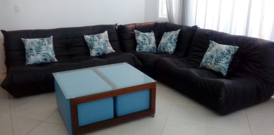 Reforma de Sofá Togo no tecido Courvin Preto