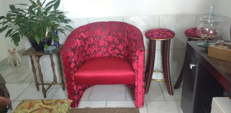 Reforma de Poltrona  e Banqueta no tecido Veludo Gold Vermelho Floral