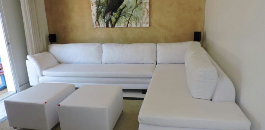 Reforma de Sofá chess e puff no tecido Courvin Branco